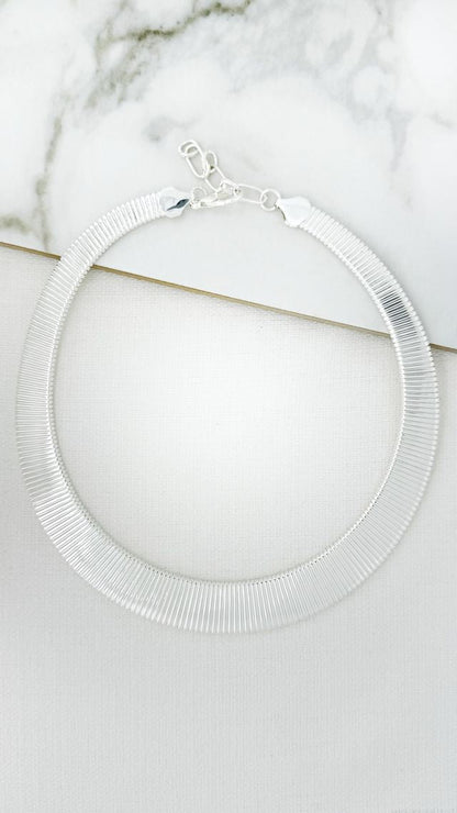 Flat Metal Ribbed Detail Choker (2 Colours)